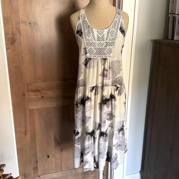 Umgee Tiered Embroidered front floral Midi Dress Womens M Floral cross over back - Picture 2 of 11
